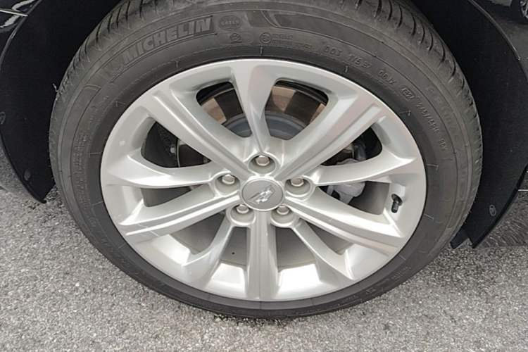 Used Cadillac CT5 2024 28T Luxury Pro Trim Right Rear Wheel Hub