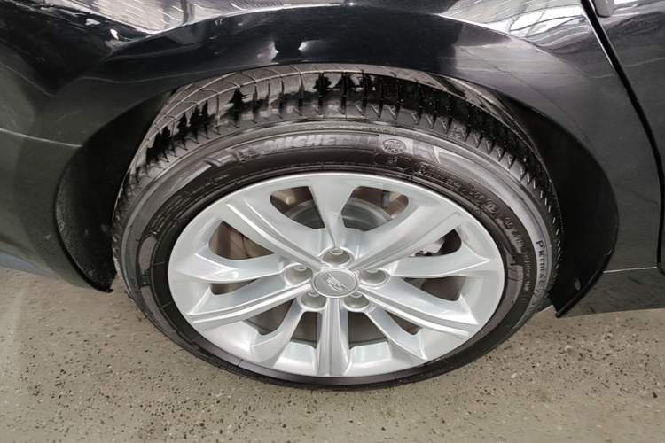 Used Cadillac CT5 2024 28T Luxury Pro Trim Right Rear Wheel Hub