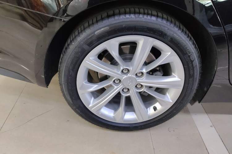 Used Cadillac CT5 2024 28T Luxury Pro Trim Right Rear Wheel Hub