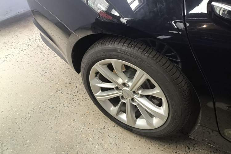 Used Cadillac CT5 2024 28T Luxury Pro Trim Right Rear Wheel Hub