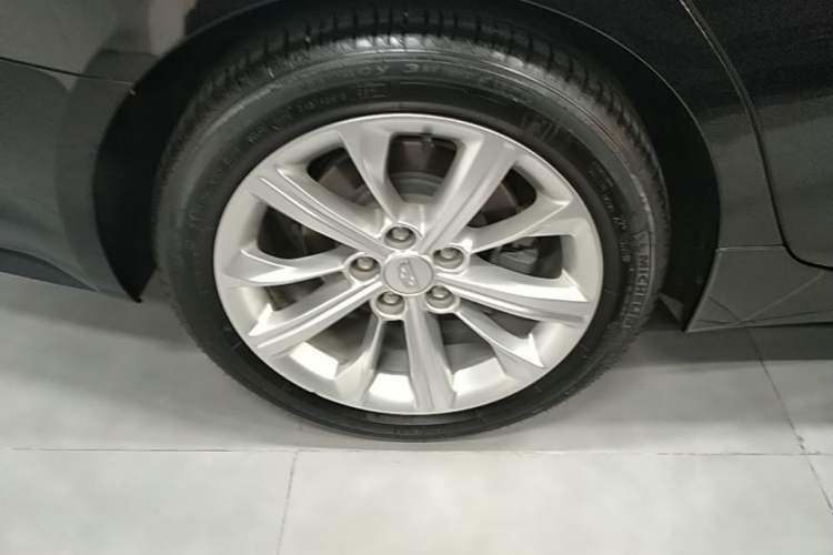 Used Cadillac CT5 2024 28T Luxury Pro Trim Right Rear Wheel Hub