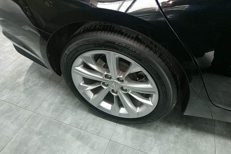 Used Cadillac CT5 2024 28T Luxury Pro Trim Right Rear Wheel Hub
