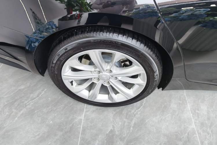 Used Cadillac CT5 2024 28T Luxury Pro Trim Right Rear Wheel Hub