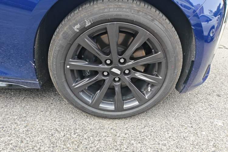 Used Cadillac CT5 2024 28T Prestige Edition Right Front Wheel Hub