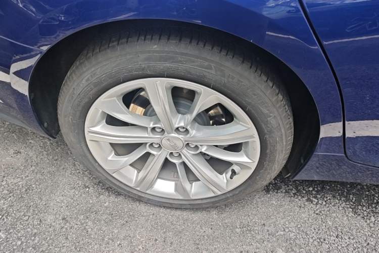 Used Cadillac CT5 2024 28T Luxury Pro Trim Right Rear Wheel Hub