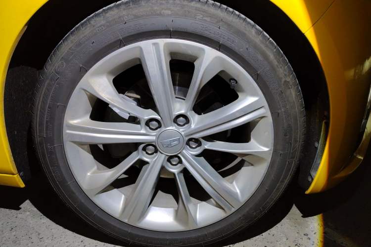 Used Cadillac CT5 2024 28T Luxury Pro Trim Right Front Wheel Hub