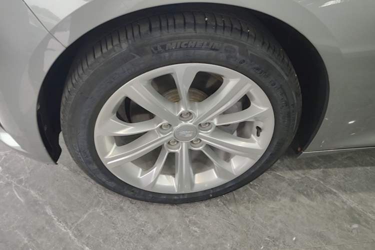 Used Cadillac CT5 2024 28T Luxury Pro Trim Left Front Wheel Hub
