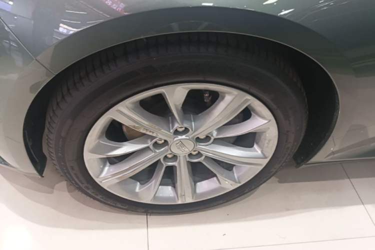 Used Cadillac CT5 2024 28T Luxury Pro Trim Left Front Wheel Hub