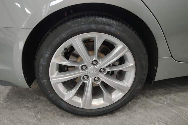 Used Cadillac CT5 2024 28T Luxury Pro Trim Right Rear Wheel Hub