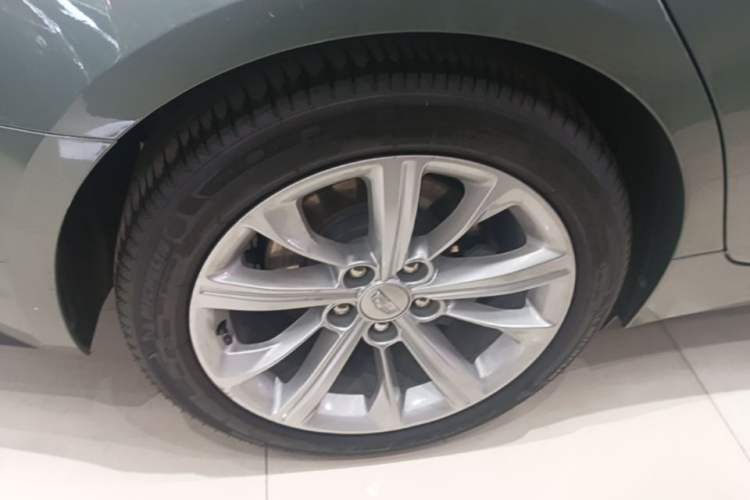 Used Cadillac CT5 2024 28T Luxury Pro Trim Right Rear Wheel Hub