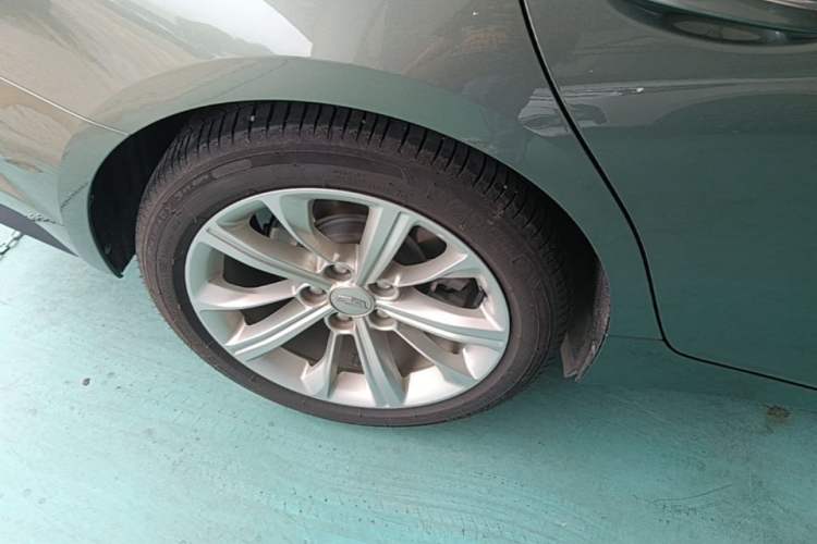 Used Cadillac CT5 2024 28T Luxury Pro Trim Right Rear Wheel Hub