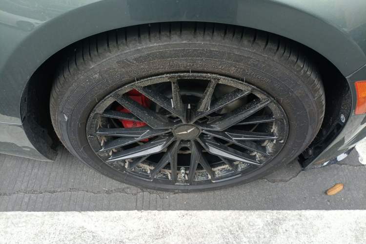 Used Cadillac CT5 2024 28T Prestige Edition Right Front Wheel Hub