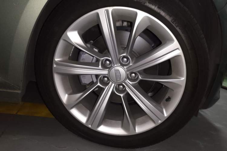 Used Cadillac CT5 2024 28T Luxury Pro Trim Right Front Wheel Hub