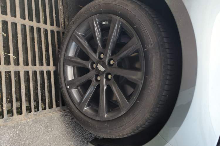 Used Cadillac CT5 2024 28T Prestige Edition Right Front Wheel Hub
