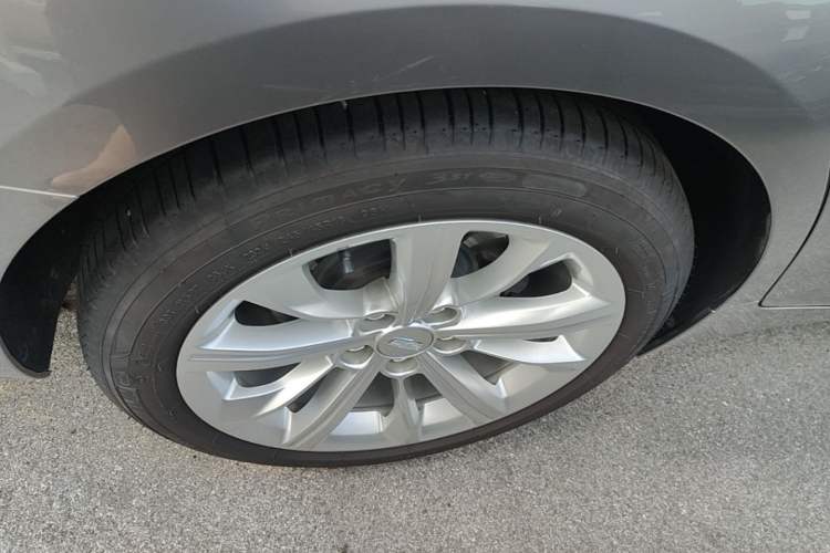 Used Cadillac CT5 2024 28T Luxury Pro Trim Right Rear Wheel Hub