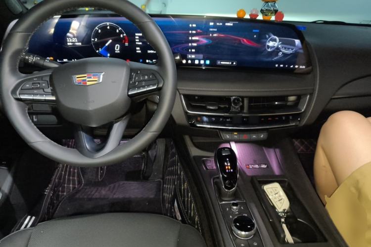 Used Cadillac CT5 2024 28T Luxury Pro Trim Center Console