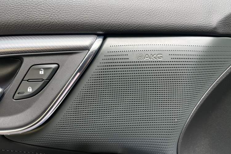 Used Cadillac CT5 2024 28T Luxury Pro Trim Interior 4