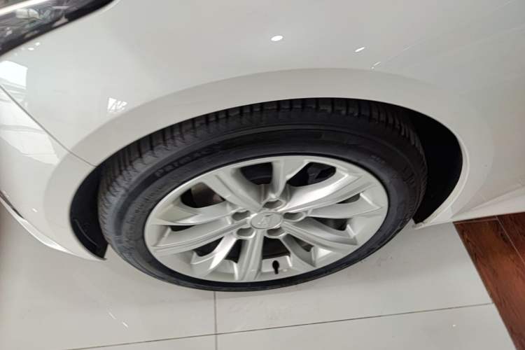 Used Cadillac CT5 2024 28T Luxury Pro Trim Left Front Wheel Hub