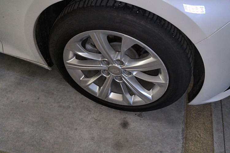 Used Cadillac CT5 2024 28T Luxury Pro Trim Right Front Wheel Hub