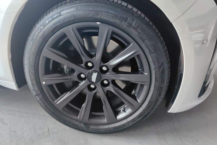 Used Cadillac CT5 2024 28T Prestige Edition Right Front Wheel Hub