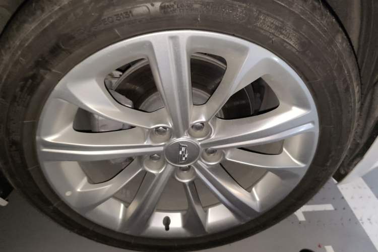 Used Cadillac CT5 2024 28T Luxury Pro Trim Right Front Wheel Hub