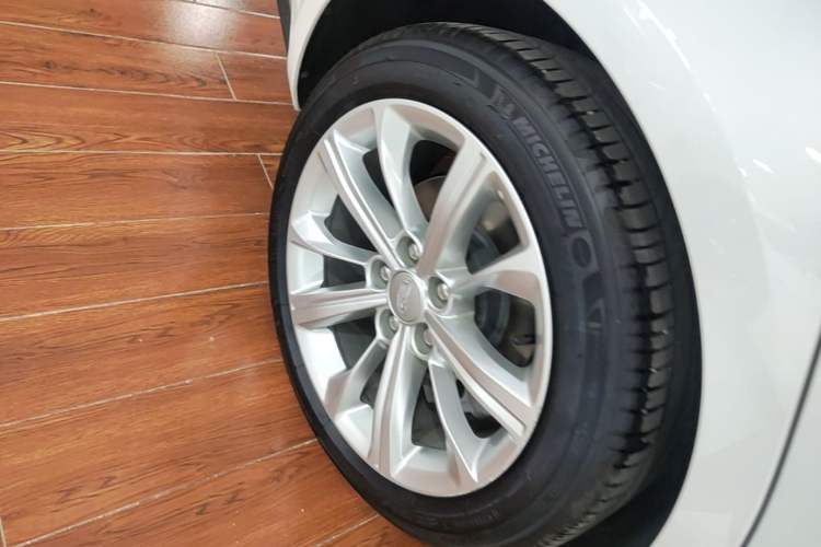 Used Cadillac CT5 2024 28T Luxury Pro Trim Right Rear Wheel Hub