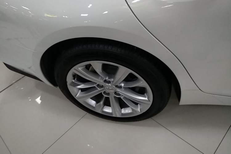 Used Cadillac CT5 2024 28T Luxury Pro Trim Right Rear Wheel Hub