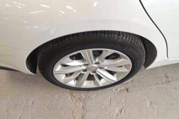 Used Cadillac CT5 2024 28T Luxury Pro Trim Right Rear Wheel Hub