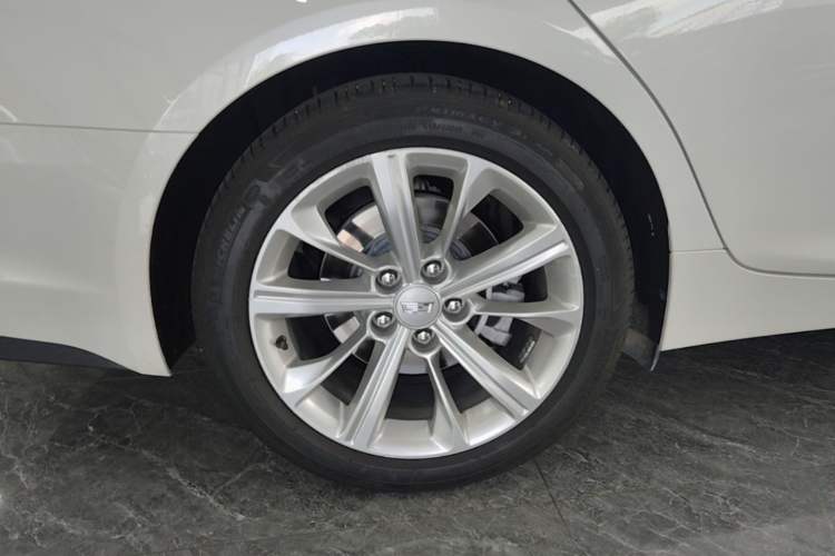 Used Cadillac CT5 2024 28T Luxury Pro Trim Right Rear Wheel Hub