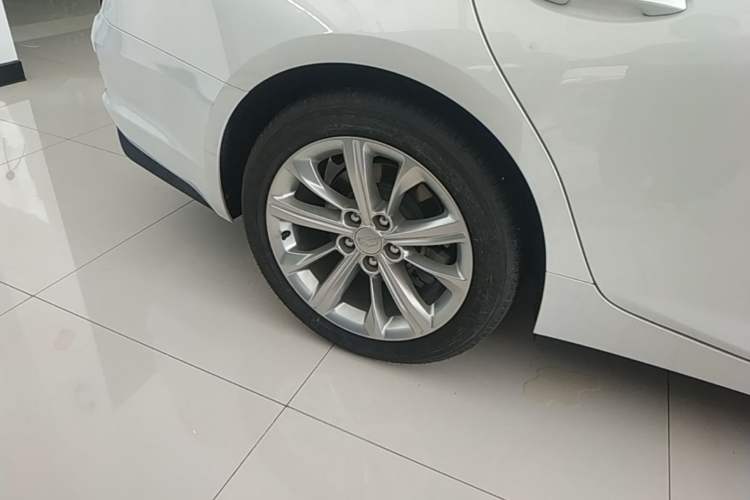 Used Cadillac CT5 2024 28T Luxury Pro Trim Right Rear Wheel Hub