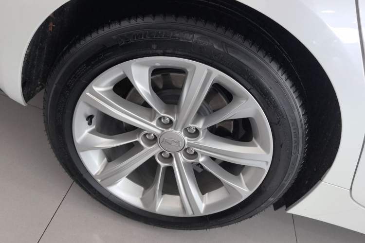 Used Cadillac CT5 2024 28T Luxury Pro Trim Right Rear Wheel Hub