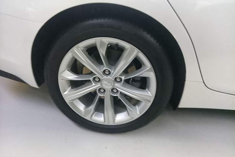 Used Cadillac CT5 2024 28T Luxury Pro Trim Right Rear Wheel Hub
