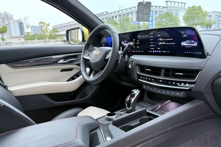 Used Cadillac CT5 2024 28T Platinum Edition Interior 14