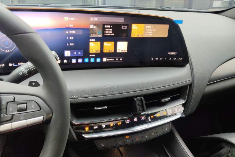 Used Cadillac CT5 2025 28T Urban Sport Edition Audio And AC Panel