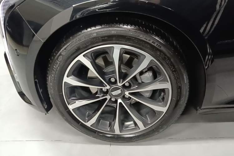 Used Cadillac CT5 2025 28T Urban Sport Edition Left Front Wheel Hub