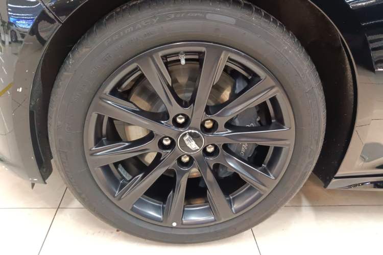 Used Cadillac CT5 2025 28T Track Performance Edition Left Front Wheel Hub