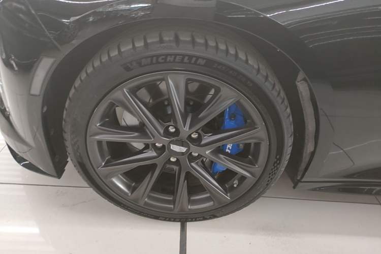 Used Cadillac CT5 2025 28T Track Performance Edition Left Front Wheel Hub