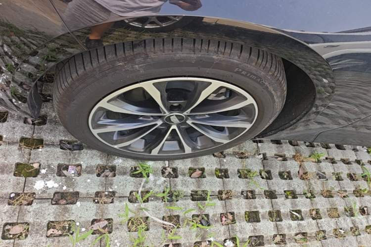 Used Cadillac CT5 2025 28T Urban Sport Edition Left Front Wheel Hub