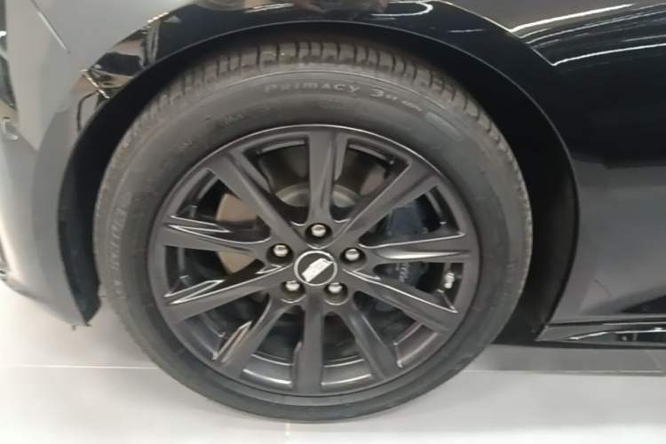 Used Cadillac CT5 2025 28T Track Performance Edition Left Front Wheel Hub