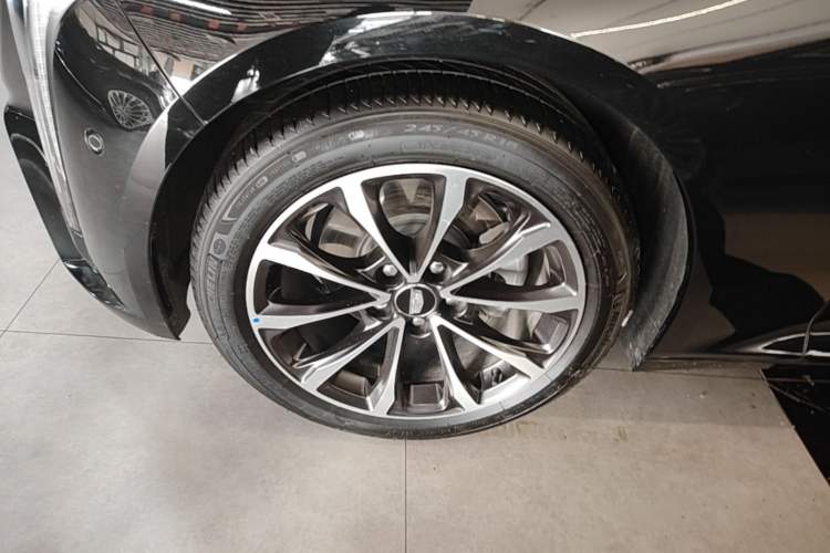 Used Cadillac CT5 2025 28T Urban Sport Edition Left Front Wheel Hub