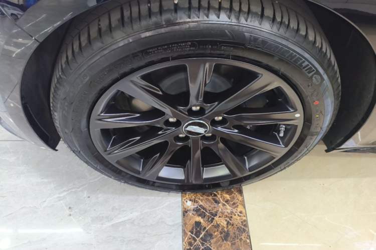 Used Cadillac CT5 2025 28T Track Performance Edition Left Front Wheel Hub