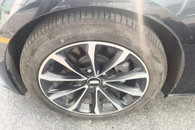 Used Cadillac CT5 2025 28T Urban Sport Edition Left Front Wheel Hub