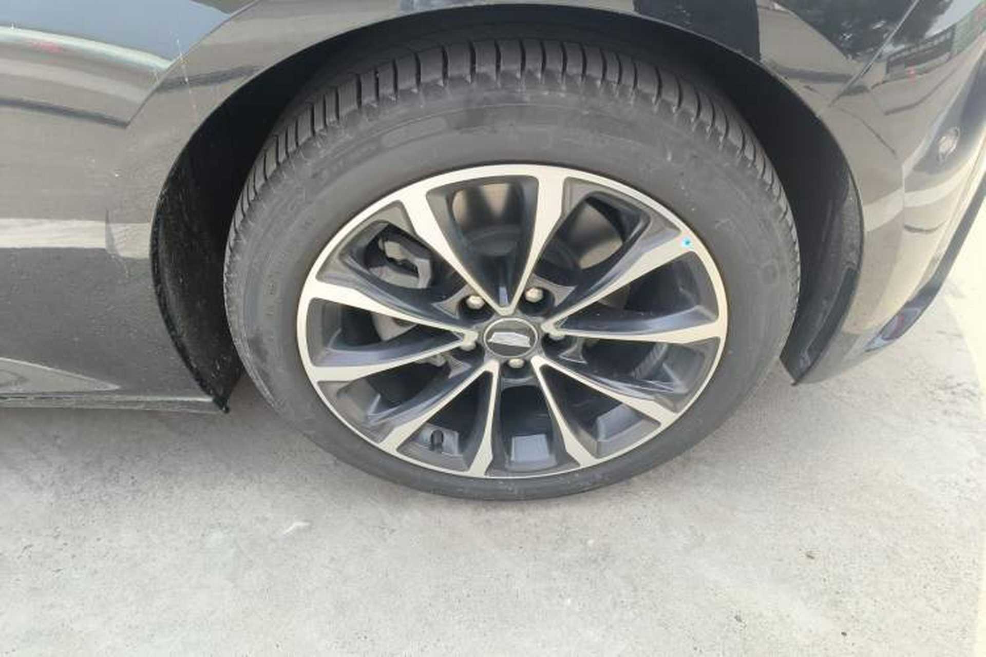 Used Cadillac CT5 2025 28T Urban Sport Edition Right Front Wheel Hub