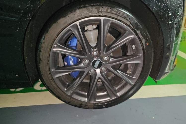 Used Cadillac CT5 2025 28T Track Performance Edition + Peak Track Optional Package Right Front Wheel Hub