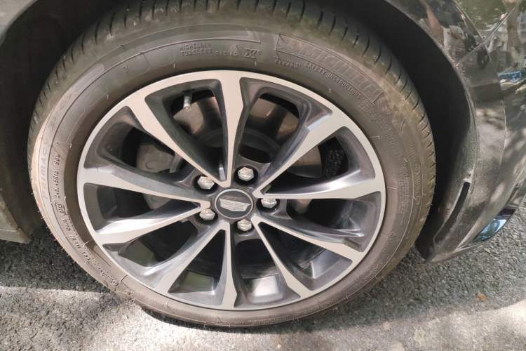 Used Cadillac CT5 2025 28T Urban Sport Edition Right Front Wheel Hub