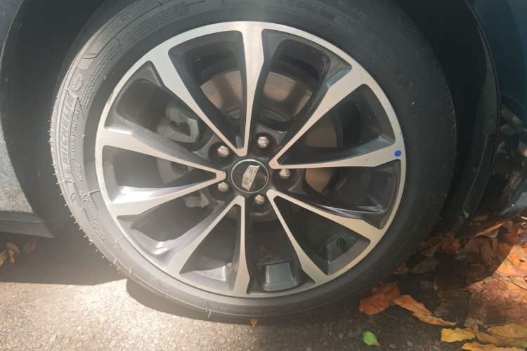 Used Cadillac CT5 2025 28T Urban Sport Edition Right Front Wheel Hub