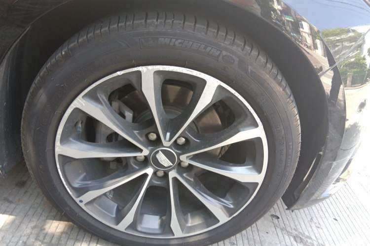 Used Cadillac CT5 2025 28T Urban Sport Edition Right Front Wheel Hub