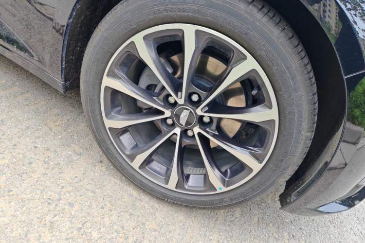 Used Cadillac CT5 2025 28T Urban Sport Edition Right Front Wheel Hub