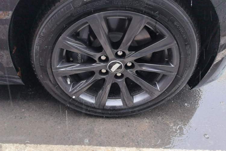 Used Cadillac CT5 2025 28T Track Performance Edition Right Front Wheel Hub