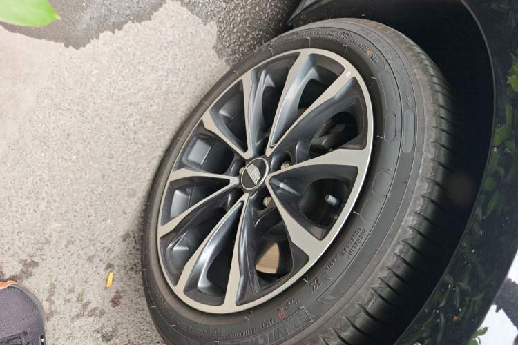 Used Cadillac CT5 2025 28T Urban Sport Edition Right Front Wheel Hub